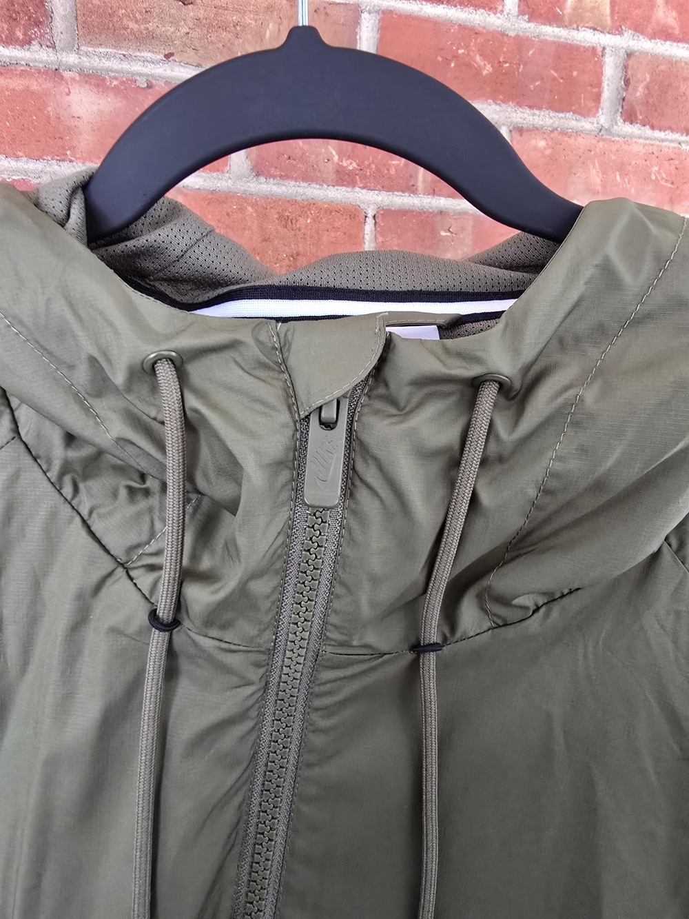 Nike Men’s Two-Tone Olive Green Windbreaker Jacket - Picture 3 of 7
